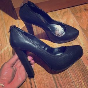 Black pumps
